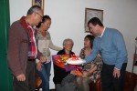Margarita Reyes acompañada de la alcaldesa, Gladys Acuña, y los concejales Manuela Martín, Francisco Guzmán Rodríguez y Roque Herrera.