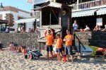 Voluntarios en el puesto de socorro de la playa pequeña del núcleo turístico.