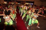 La interpretación y baile de unos cincuenta vecinos cautiva al numeroso público reunido en la carpa de Uga.