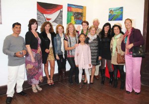 La artista Tina Caramellino, doce de sus alumnos y una creadora invitada exponen más de ochenta obras en la Casa de la Cultura de Yaiza.