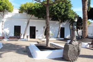 Los estudiantes que opten a las becas del curso 2013 – 2014 pueden presentar los documentos hasta el lunes 21 de abril. El Ayuntamiento de Yaiza actualiza la concesión de ayudas a los jóvenes del municipio.