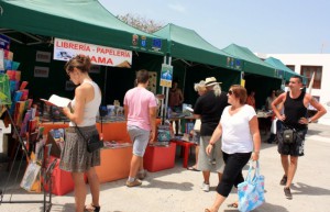 La Feria del Libro concentra durante todo el día títulos, autores y un variado programa de expresiones artísticas para disfrutar en familia.