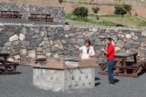 La alcaldesa, Gladys Acuña, anima a los vecinos a disfrutar de las nuevas barbacoas, bancos, parque infantil y canchas de bola canaria.